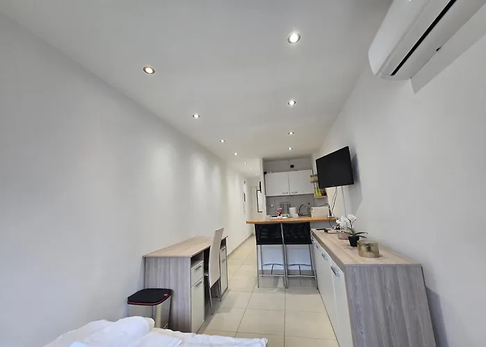 Sunny Prom Apartment *